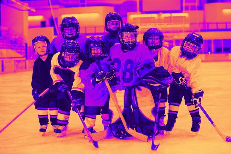 Young hockey players gathered together on the ice